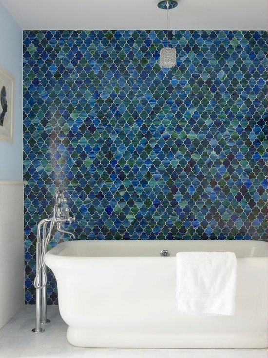 Ванная комната с мозаичной стеной синего цвета 