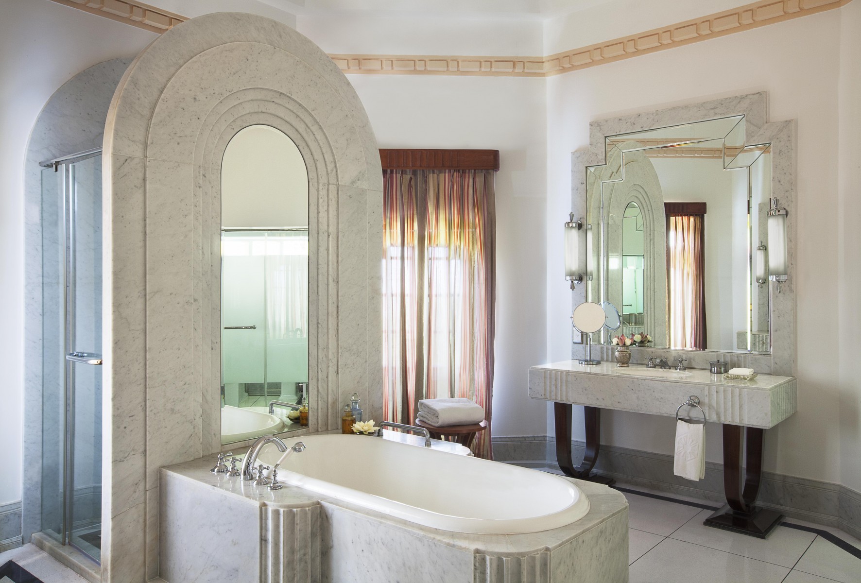 Дизайн интерьер с использованием плитки для ванной