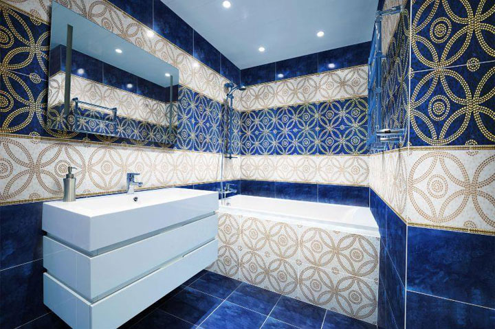 Фото квадратной плитки с декором в ванной