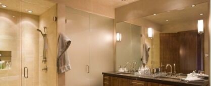 Зеркало как элемент дизайна ванной комнаты (форма и расположение зеркала в различных стилях)