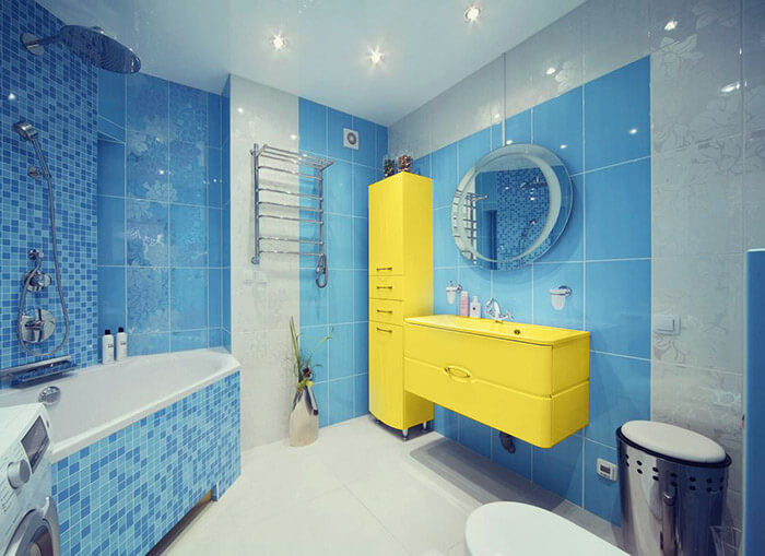 Синяя плитка для стен в интерьере ванной комнаты
