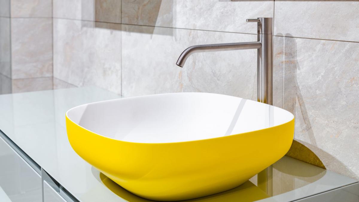 Желтая раковина для ванной