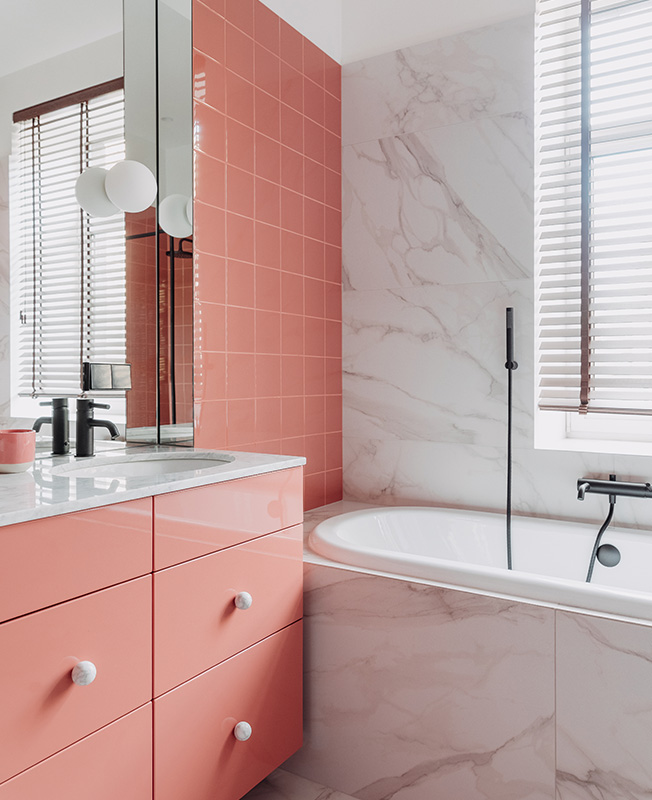 Интересный дизайн ванной комнаты в розовых тонах